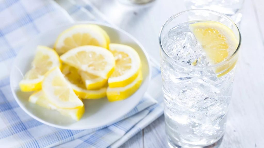 лимонная вода очень полезна для организма